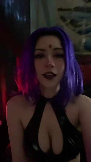 she show her beutiful boobs