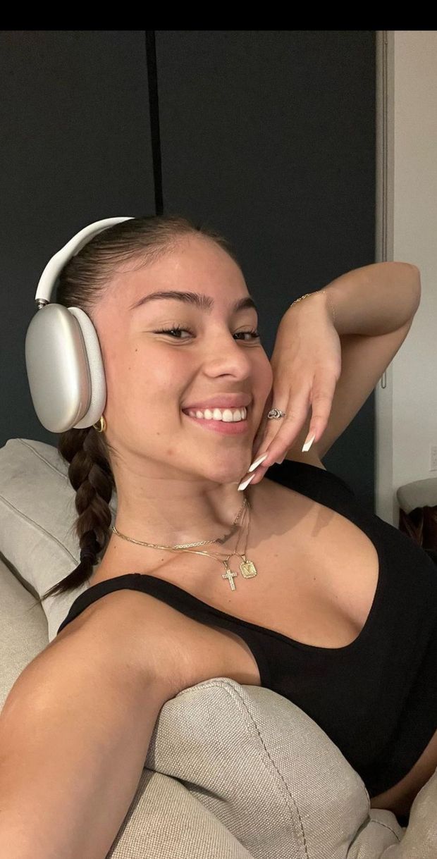 Just look att her face and those sexy nails