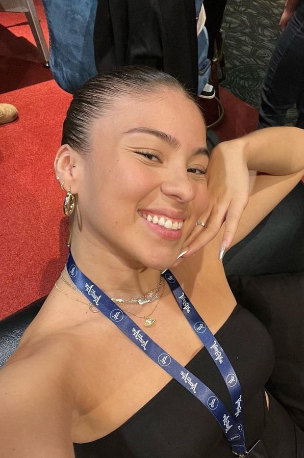 Its something about this pose with the hand that gets my cock so hard