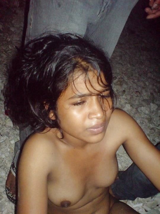 Desi college babe caught outdoor naked