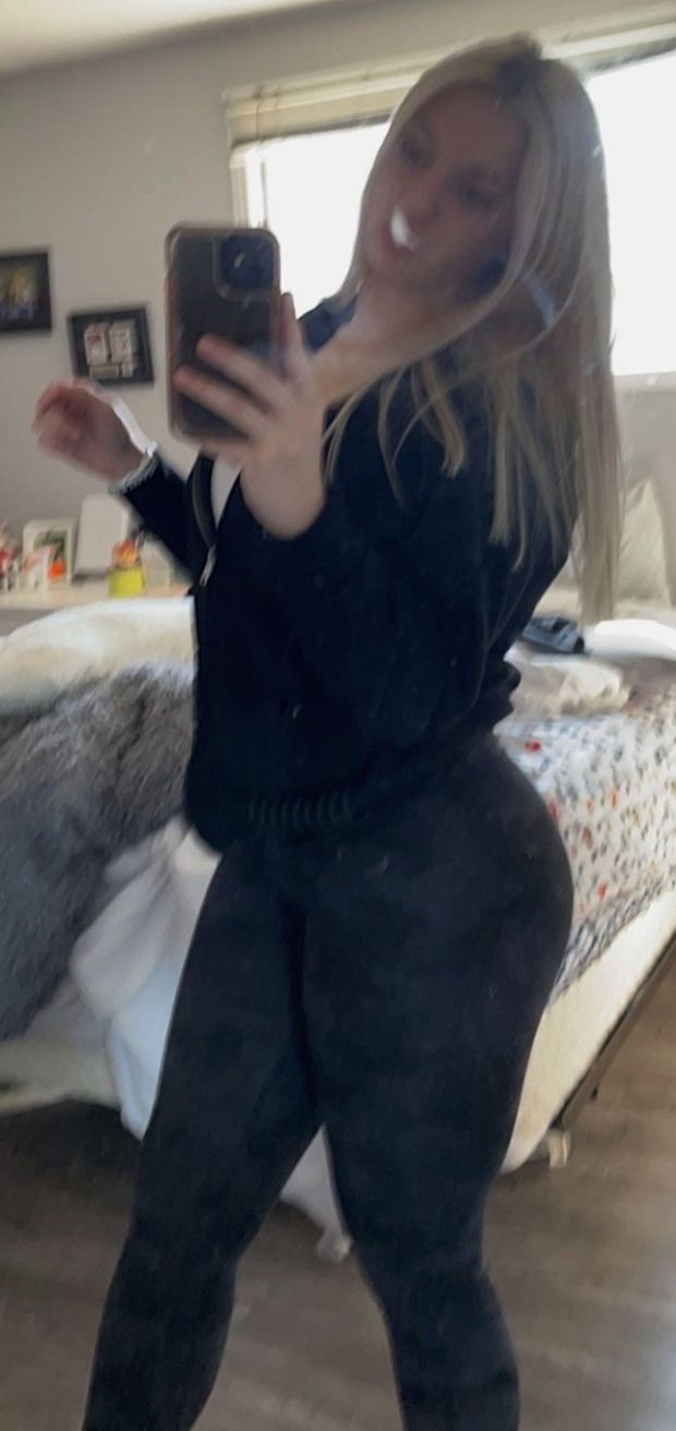 Keyra out of focus mirror selfie showing ass curve