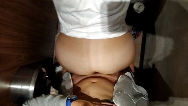 i just enter in the wrong bath "g-i-r-l-s" and one mature milf just say "fuck me"