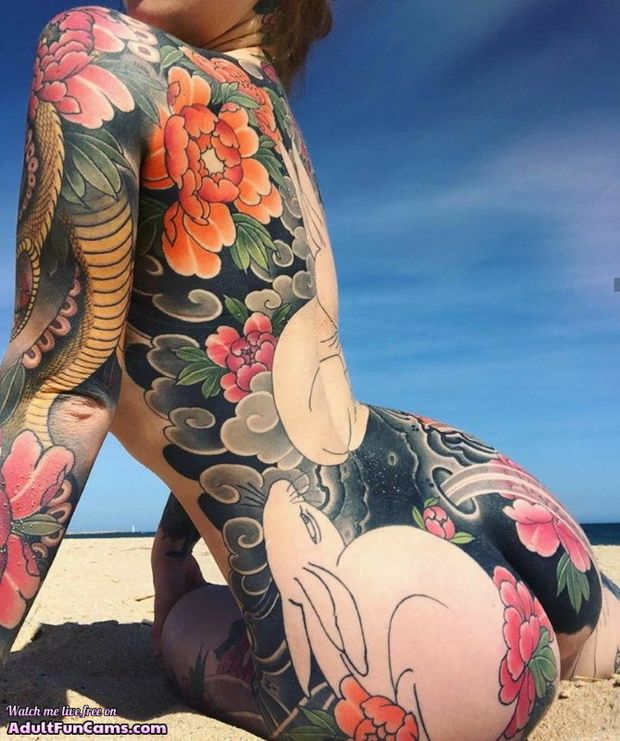nude sexy hot tattooed babe