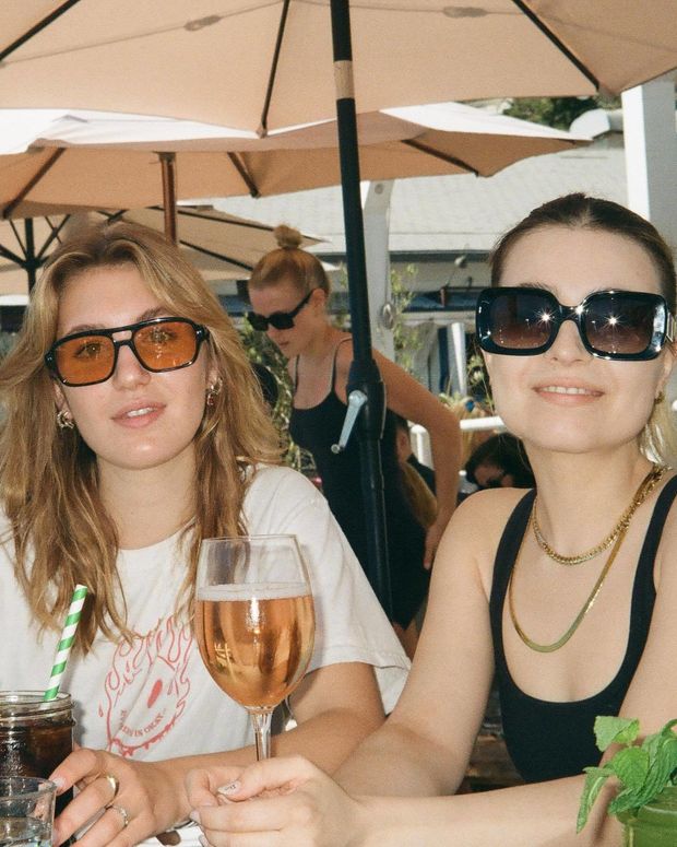 Sophie Nélisse with pal enjoy gossip & wine together pic!