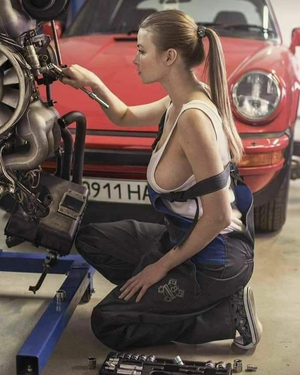 Got babe working in a car shop