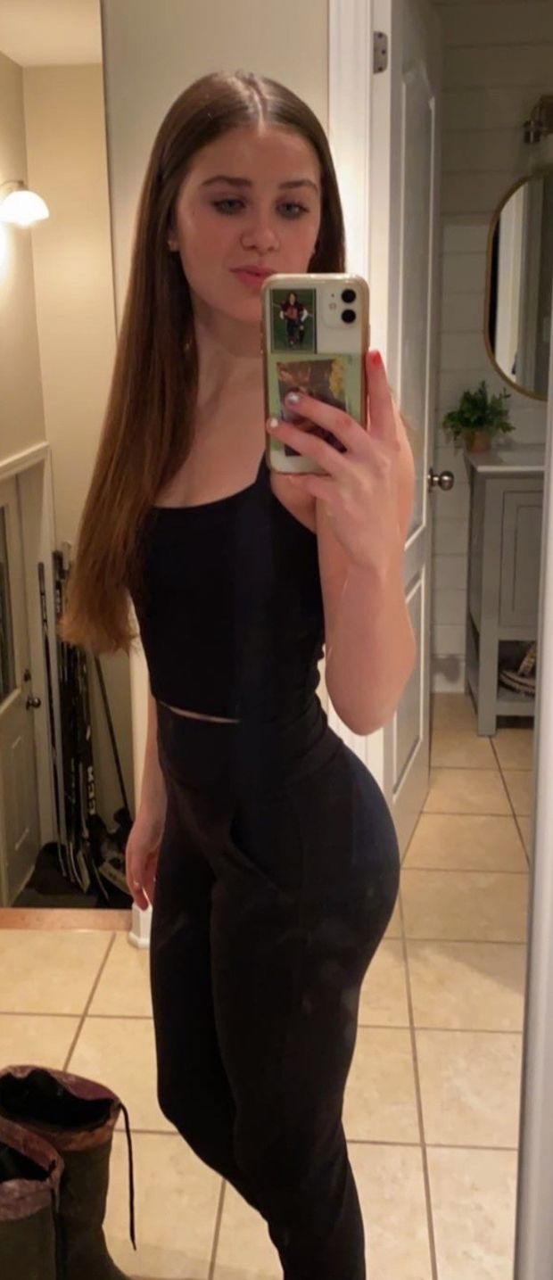 Brunette teen great ass mirror selfie