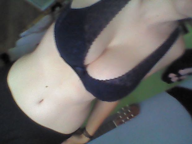 Cette emilie a un corps fait pour le porno!25
