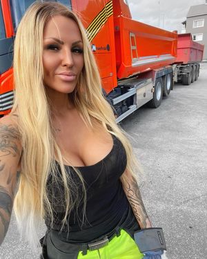 instagram blondie shows her tits