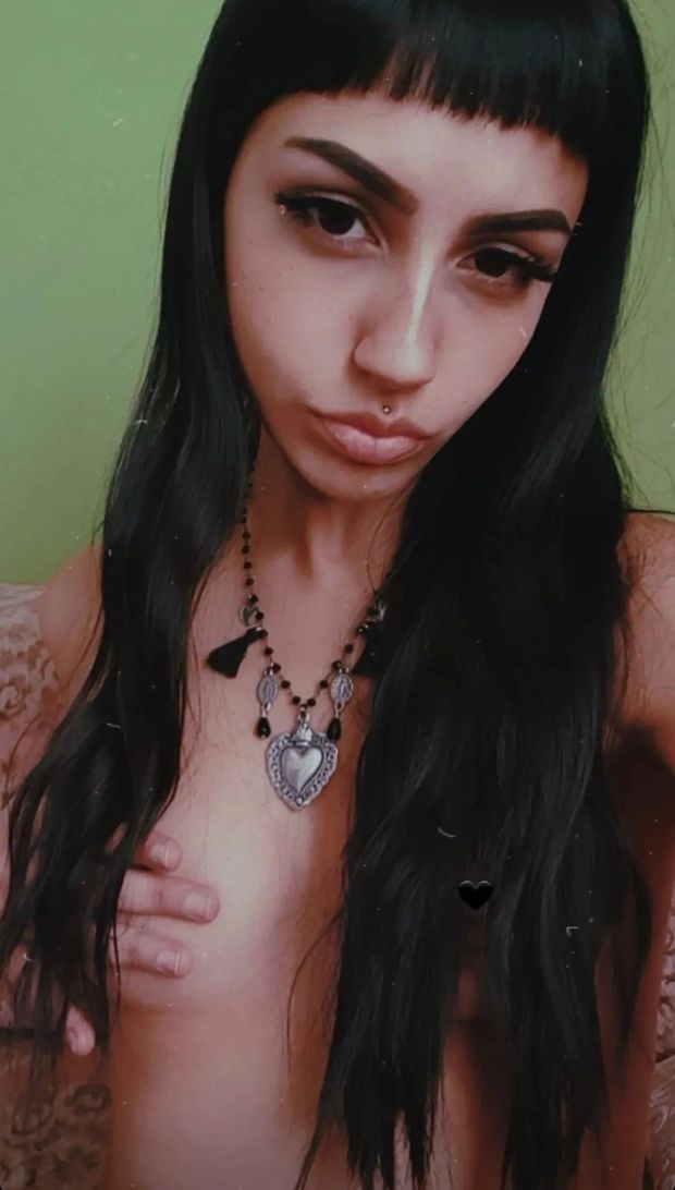 Sexy alternative babe