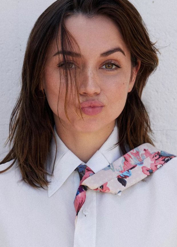 Ana de Armas is lookin your way...