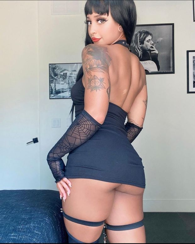 Sexy big butt latina babe