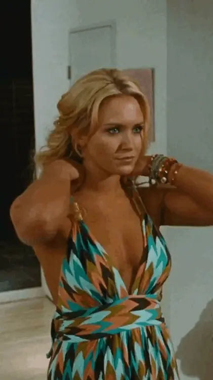 Rubia muestra sus tetas.