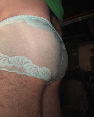 Who wants to fuck my bubble butt and cum deep in my ass