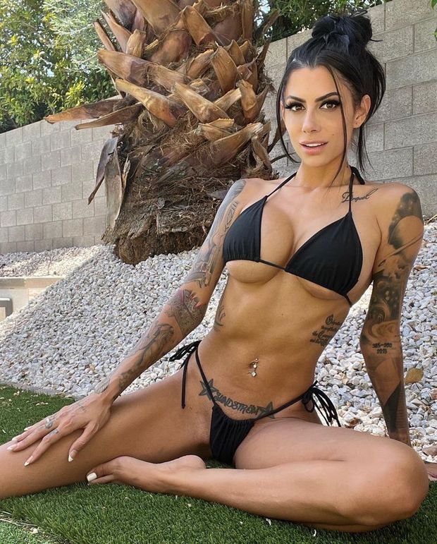Brandi Andrews sexy bikini