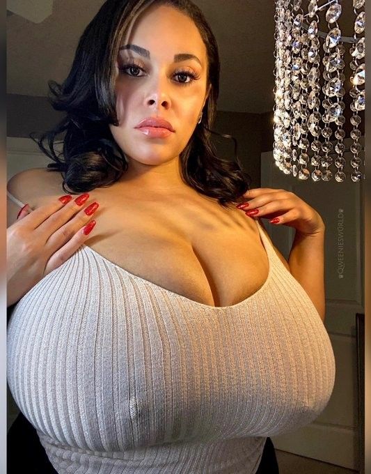 Queeniesworld and her Massive Cleavage
