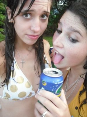 Emily Fink & Rachel Anseaume are looking to suck some dicks