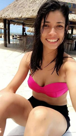 Sexy Latina sex object Keyla beachside