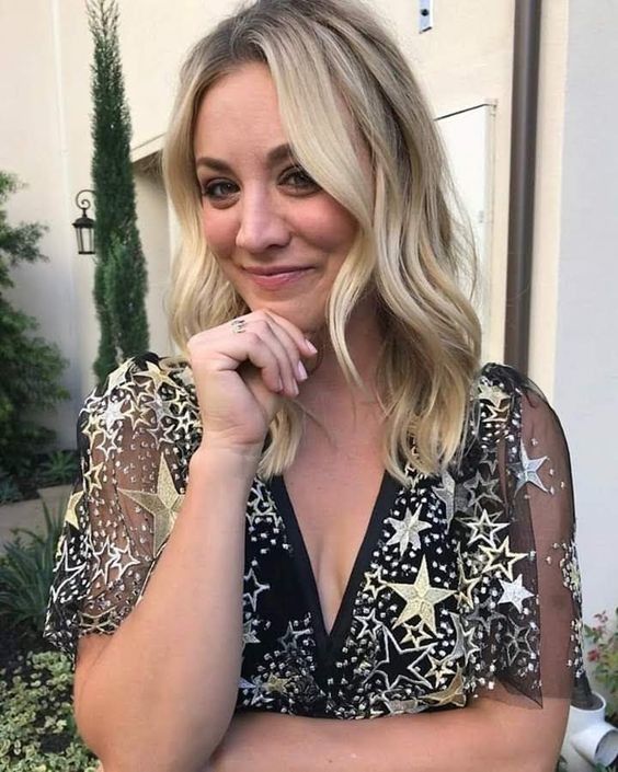 Kaley Cuoco smirk