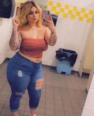 I bet this chubby gal has a really warm pussy