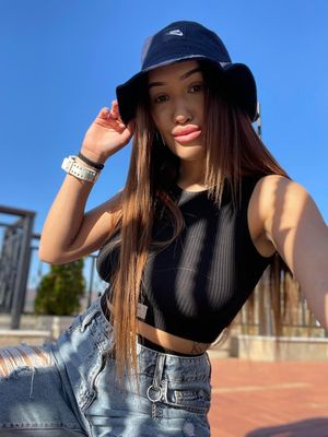 Teen with perfect lips for sucking cock