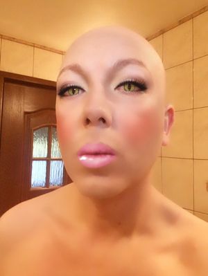 Cat eyes femboy chick