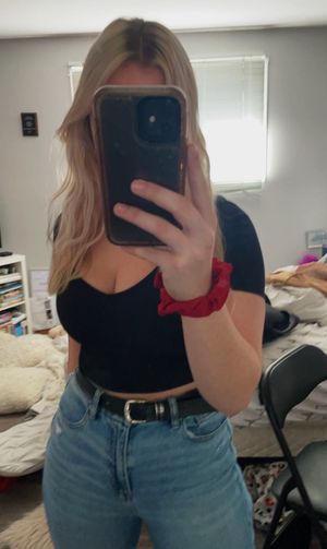 Keyra big boobs tight jeans selfie