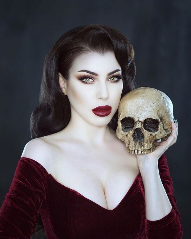 Goth beauty - Threnody with skull