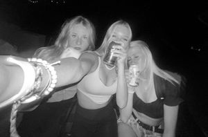 3 teens drinking selfie
