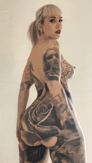 hot tattooed ass!