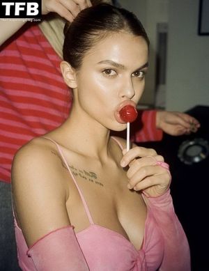 Viki Odintcova licking