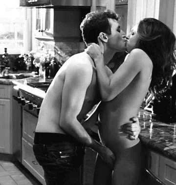 When I need to make dinner, but he wants to eat something else... - Quando preciso fazer a janta, mas ele quer comer outra coisa...