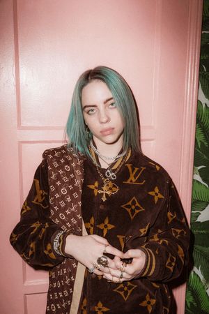 Baggy clothes & mysteriousness before sexiness.