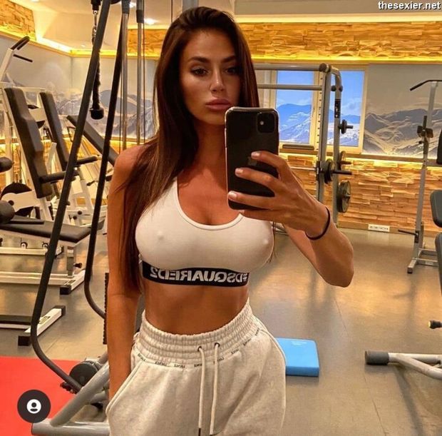 hottie in sportsbra selfie