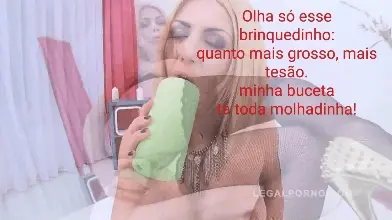 Com a bundinha ja amaciada, ela mete outro briquedinho de ladinho.