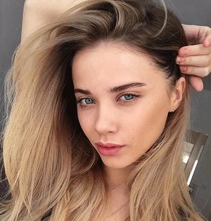 After losing the argument, she offered to suck my dick, but surprised by the size of the penis, she couldn't resist and offered her ass