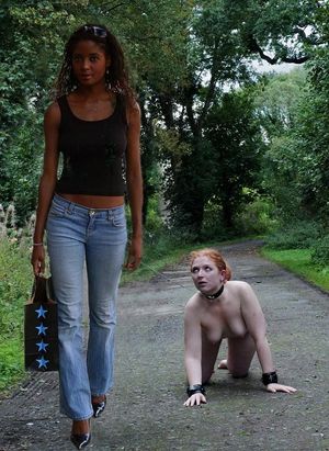 Petite black promène sa chienne de bourgeoise blanche