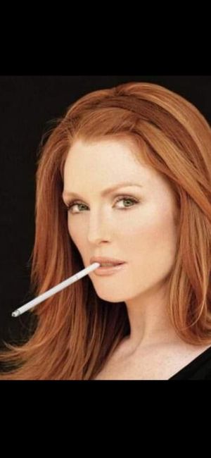 JULIANNE MOORE SMOKING VIRGINIA SLIMS 120S ❤️