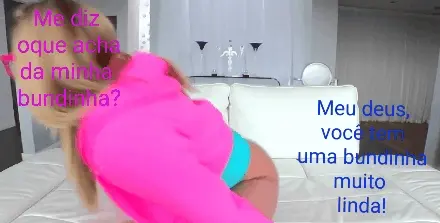 AJ vira de costas e entrega toda a sua beleza.