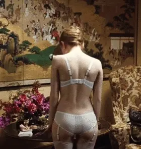 Emily Browning nice ass !