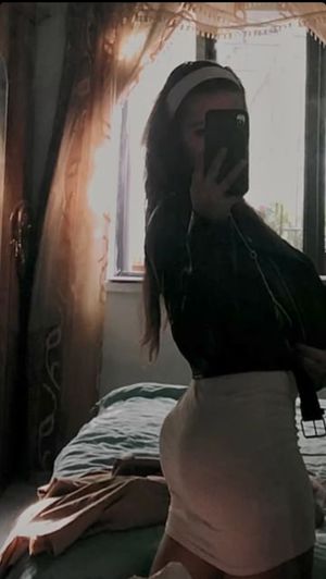 Brunette presenting her tight ass