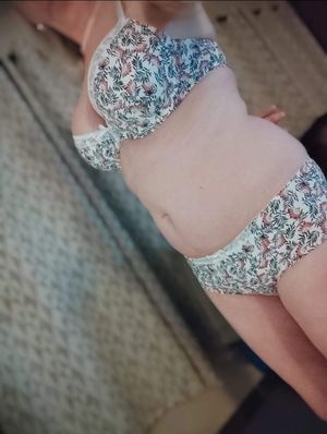 Autoportrait, sexfie, lingerie, culotte, soutien gorge