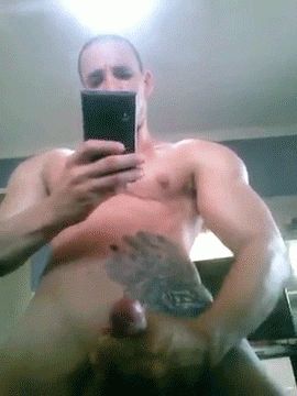 Goza com celular na mão