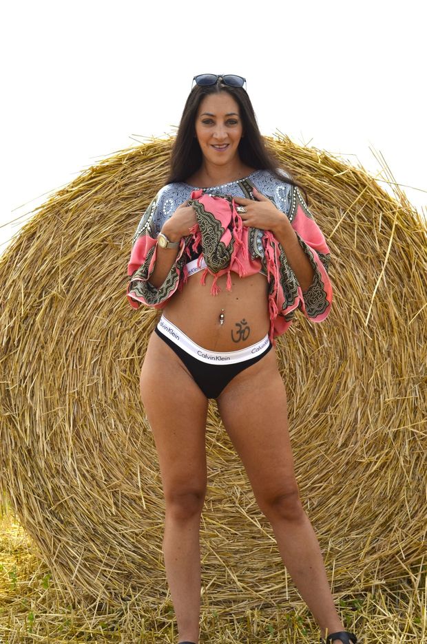 Horny brunette likes it all the way!