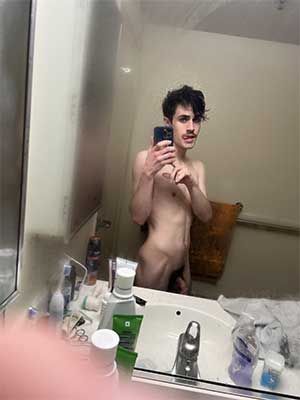 Cute 27 years old in Houston TX took a bad selfie with his finger in it, please forgive me, so horny !