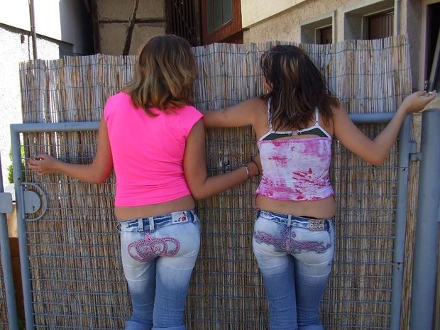 2 teens asses in sexy jeans