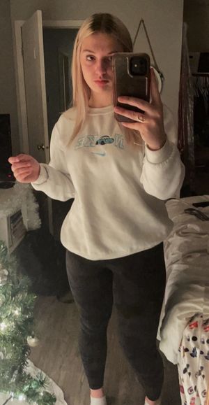 Keyra selfie in sweater