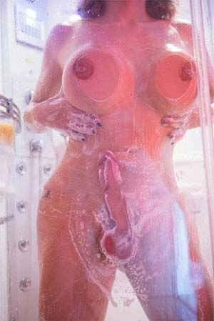 Sur Bordeaux, transsexuelle de 38 ans avec bite énorme t'invite à la rejoindre sous la douche