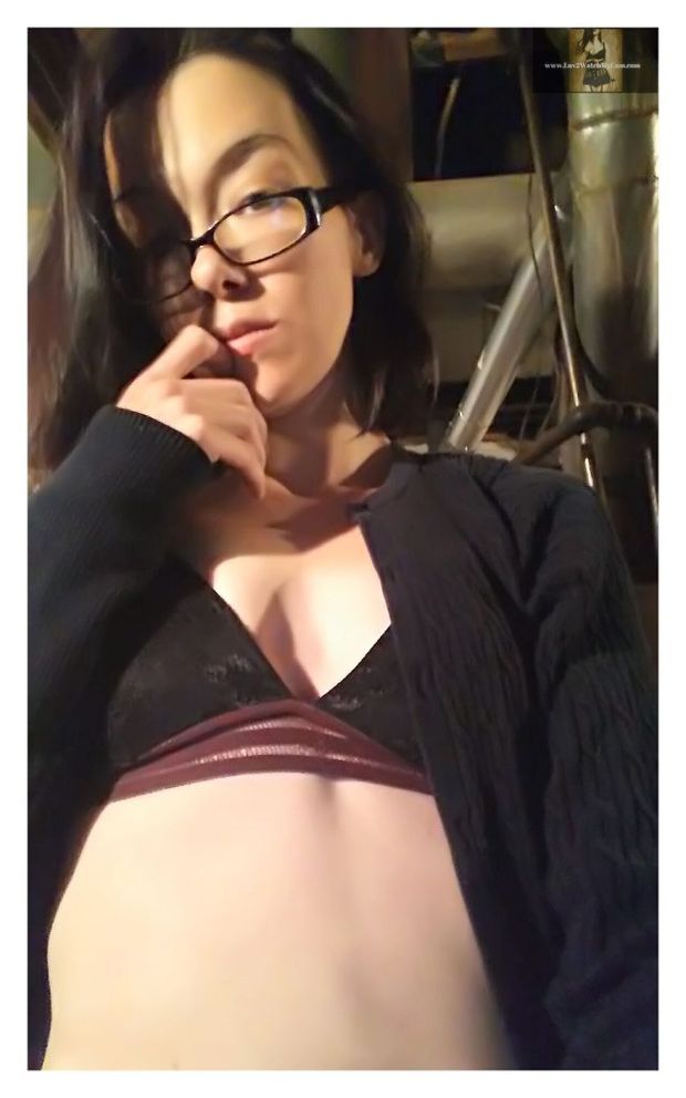 Sologirl NovaLee Fingering Her Shaved Pussy