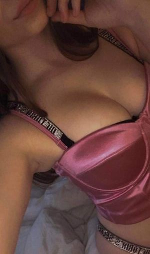 Feeling so lonely in bed... would you join me? ❤