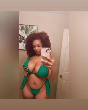 DamnAarielle looking busty in her Green bikini